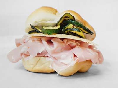 N.14 Panino con Mortadella, Cialda di Parmigiano Reggiano e Zucchine Grigliate