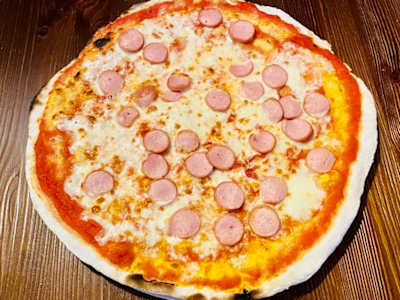 Pizza Margherita con Wurstel