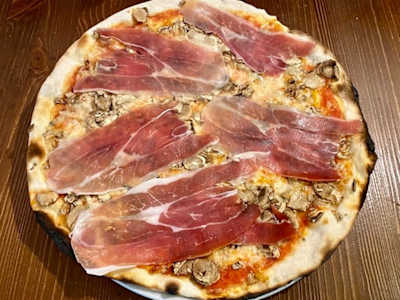 Pizza Margherita con Prosciutto