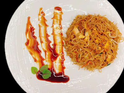 Spaghetti di riso con pollo e verdure