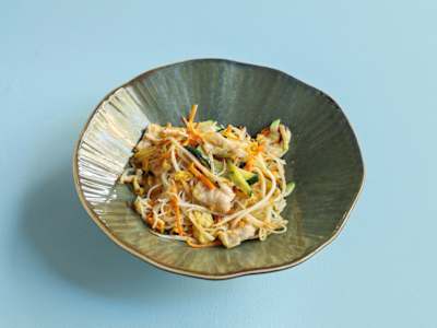 Spaghetti di Riso con Carne, Uova e Verdura
