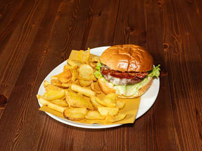 Gorgo Burger Accompagnato da una Porzione di Patatine