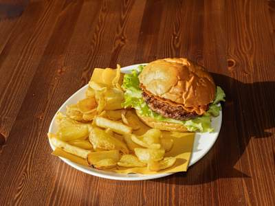 Hamburger di Fassona Accompagnato da una Porzione di Patatine