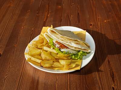 Piada Burger Accompagnato da una Porzione di Patatine