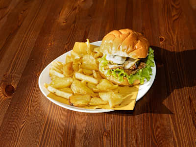 Vegetarian Cheeseburger Accompagnato da una Porzione di Patatine