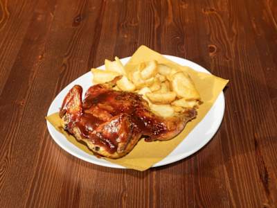 Galletto BBQ Piccante con una Porzione di Patatine