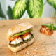 Gegrillte Paninis und Croissants