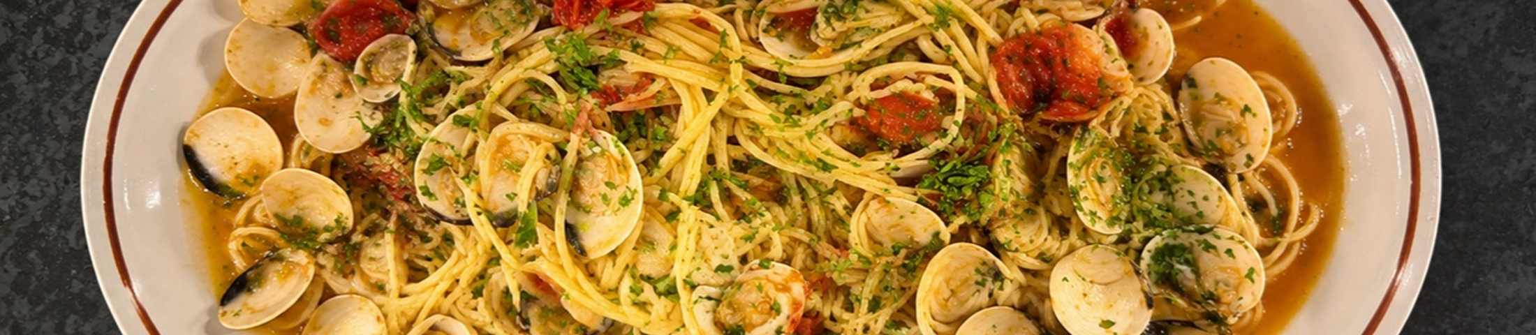 Spaghetti alle Vongole – der Duft des Meeres auf dem Teller: feine Venusmuscheln, frische Tomaten und Petersilie, mediterran, elegant