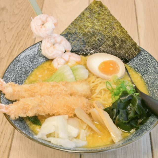 Japanse curry ramen met dubbele garnalen