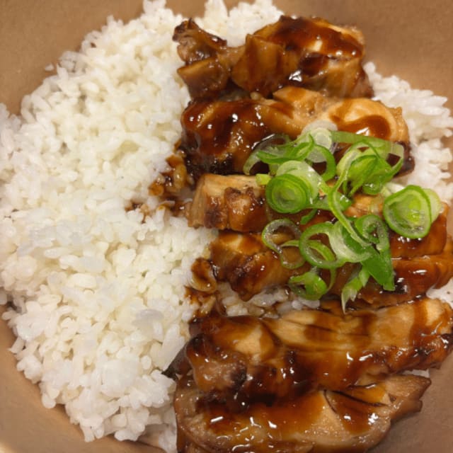 Curry rijst met gesneden teriyaki kip