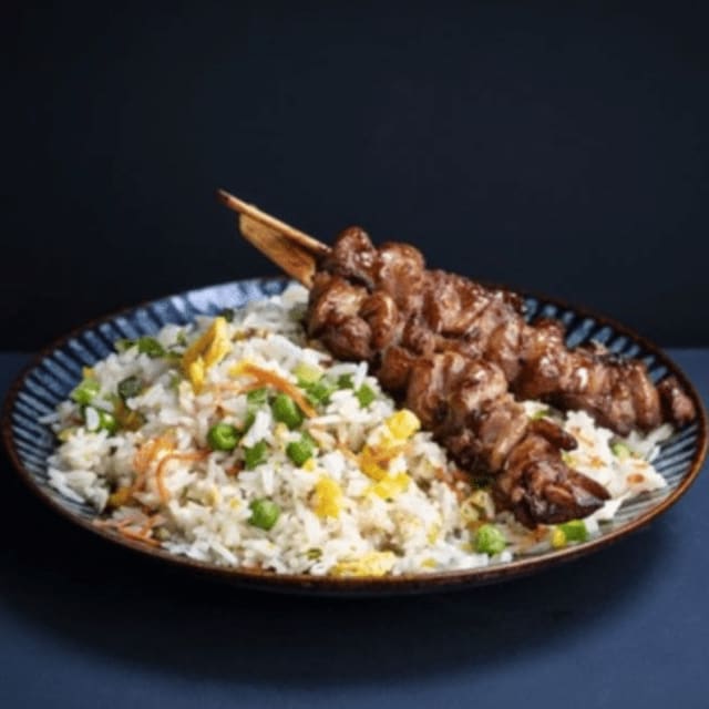 Gebakken rijst met 3 stuks yakitori kip