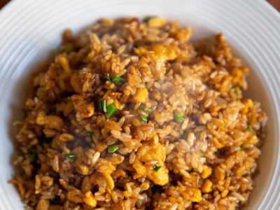 Arroz frito con salsa de soja