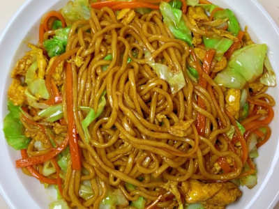 Fideos fritos con salsa de soja