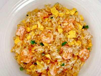 Arroz frito con camarones