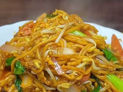 Fideos fritos con huevo y verduras