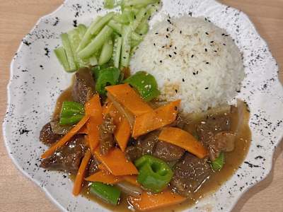 S7 Arroz con carne de ternera estofada en salsa roja encima