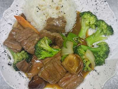 S12 Arroz con carne de ternera, brocoll y setas encima