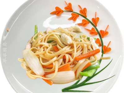 Tallarines Fritos con Pollo