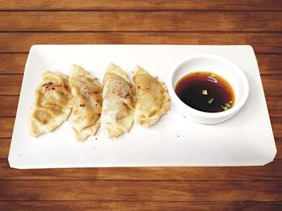 1.  Mandu Empanadillas Caseras de Verduras y Carne de Cerdo, 4 Piezas