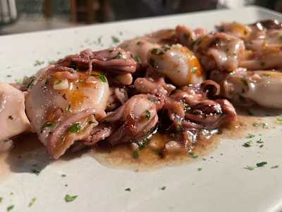 Calamarcitos plancha con tomatitos cherry