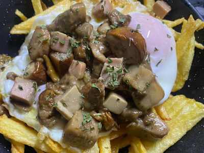Huevos Rotos con Patata Casera con Boletus y Foie