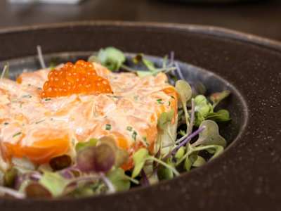 Tartar de salmón e ikura