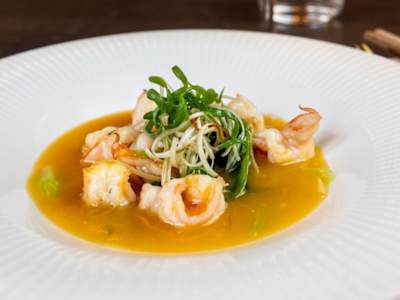 Langostinos Salteados con Jengibre y Cebolleta