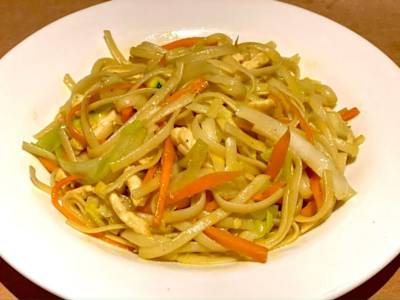 Tallarines Fritos con Pollo y Curry