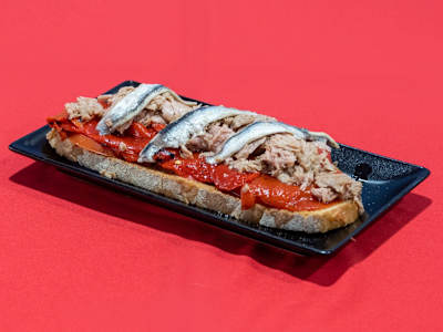 Tosta Mar y Tierra con Boquerones