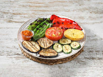 Parrillada de verduras con salsa romesco
