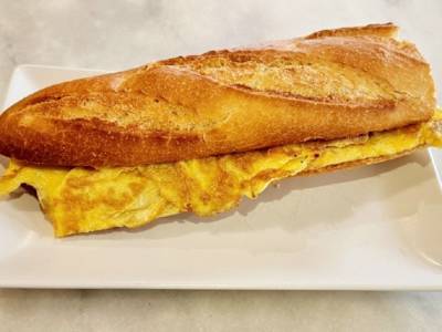 Bocadillo de Tortilla Francesa con Jamón