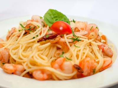 Spaghetti con Ajo, Gambas y Guindilla
