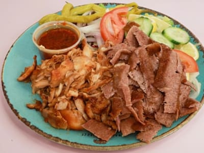 Plato de shawarma y ensalada