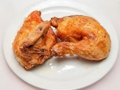 Plato de medio pollo asado con ensalada y arroz