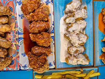 Festin Mardi Grass (Alitas BaÑAdas) (Para 2 o mas)