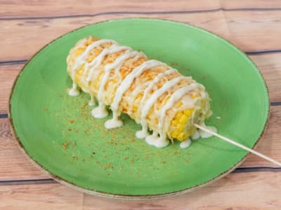 Elotes Asados con Queso y Chile con Limón