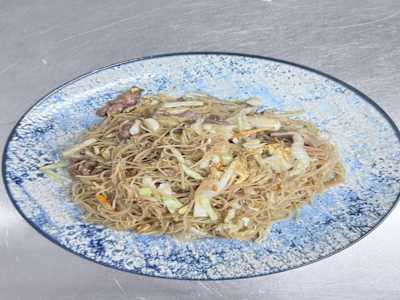 104. Fideo Especial de Arroz Salteado con Ternera