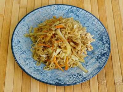 29. Yakisoba con Pollo