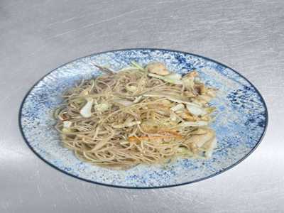 102. Fideos Chinos Salteado Con Pollo
