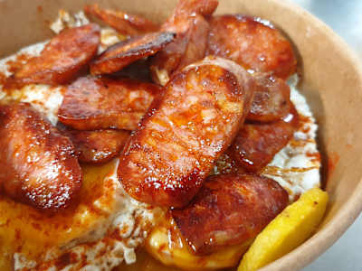 Huevos rotos con chorizo de sanabria