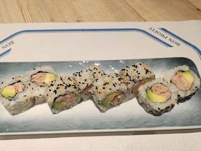 Uramaki de Atún Cocido y Aguacate