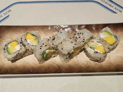 Uramaki de Mango con Aguacate y Queso Philadelphia