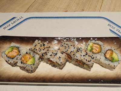 Uramaki de Tempura Salmón con Aguacate