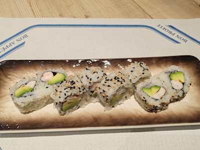 Uramaki de Langostino Cocido con Aguacate