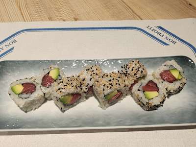 Uramaki de Atún con Aguacate