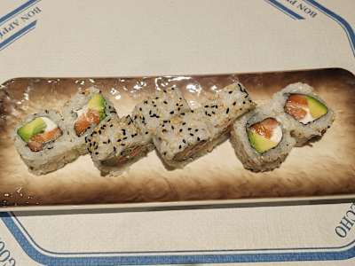 Uramaki de Salmón con Aguacate y Queso Philadelphia