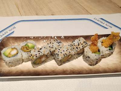 Uramaki de Langostino Tempura con Aguacate