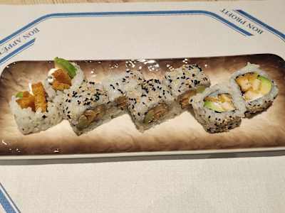 Uramaki de Tempura Pollo con Aguacate y Queso Philadelphia
