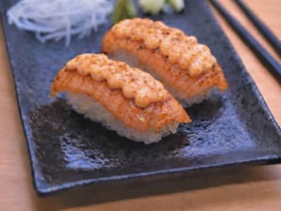 Mentai nigiri salmon (2 piezas)