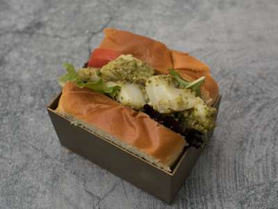 Brioche con Sepia, Pesto y Tomate Pera